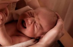 Policajac porodio ženu u kolima