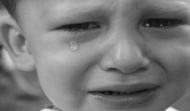 Tužno do suza: Dječaku (5) umrla majka, pokušavao je spasiti mažući je losionom