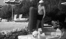 Neobjavljene slike: Bucmasti Tito u gaćicama i sa dušekom šeta pse