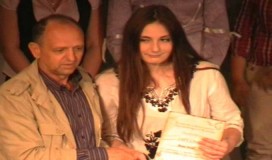 Sapanjka Amina Gušić pobjednik festivala „Mladi pjevaju sevdalinke“ u Kalesiji (VIDEO)