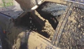 Napunio mu auto betonom do krova zato što mu je blokirao put (VIDEO)