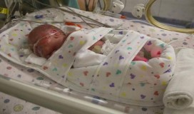 Supermama: Rodila blizance nasred auto-puta (VIDEO)
