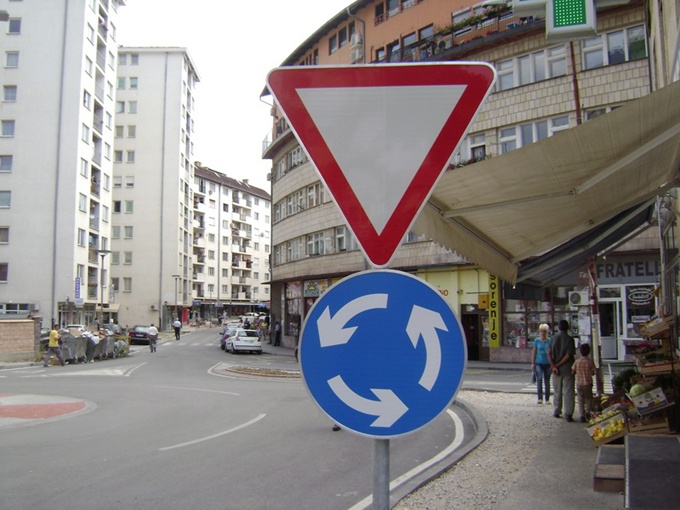Zvornik: Na kružnom toku postavljena vertikalna signalizacija