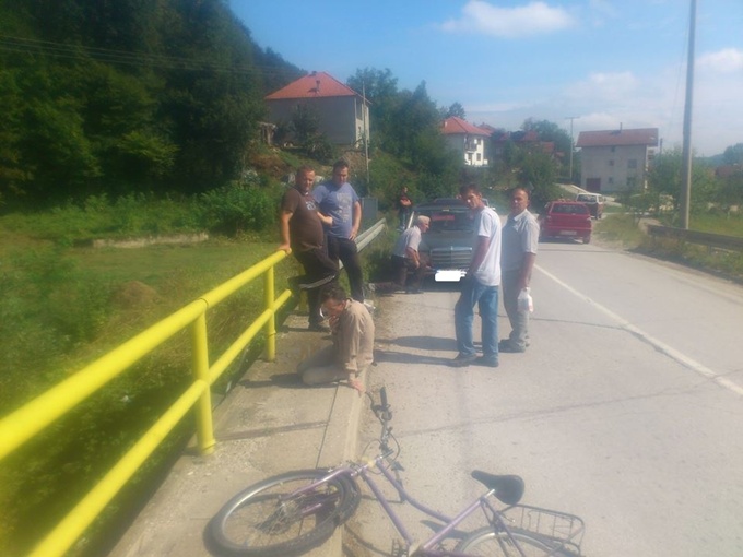 Sapna: Vozač Mercedesa automobilom udario bicklistu (FOTO)