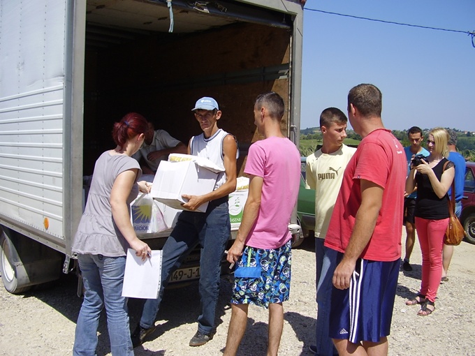 Socijalno ugrožene porodice u Teočaku dobile Bajramske pakete (FOTO)