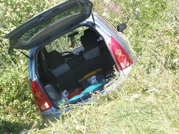 Putničkim automobilom sletio s ceste u kanal na putu Zvornik – Sapna (FOTO)