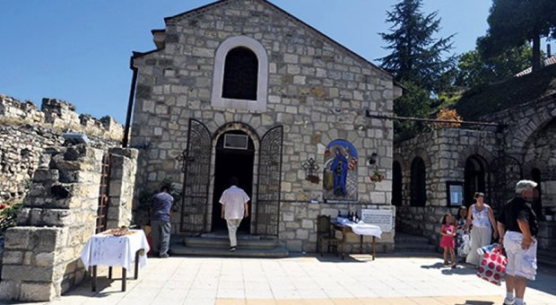 Horor: Satanisti okačili lobanju na crkvu!