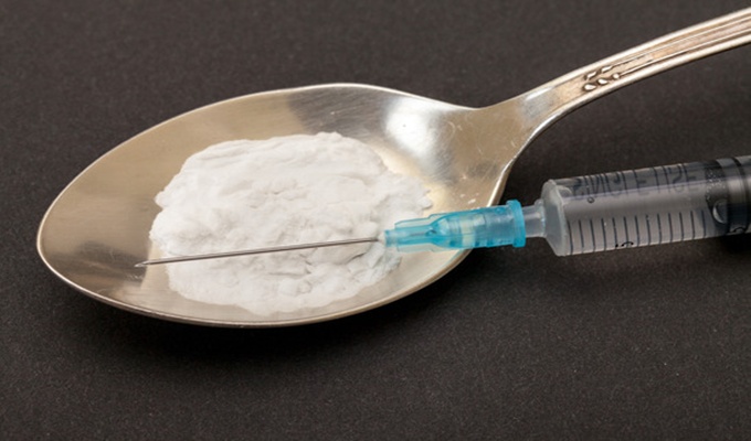 Otac ubrizgao heroin sinu starom četiri godine!