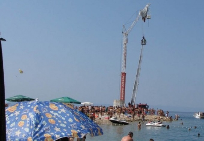 Drama u Makarskoj: Padobranom zapeli za dizalicu, pa pola sata ostali visiti u vazduhu! (FOTO)