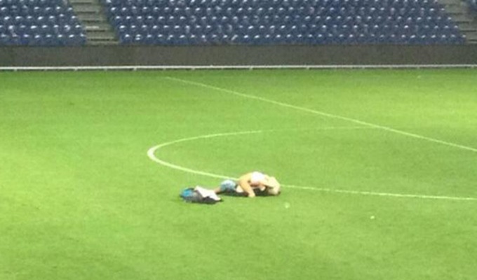 Nevjerovatno: Ušunjali se na stadion i vodili ljubav na centru terena