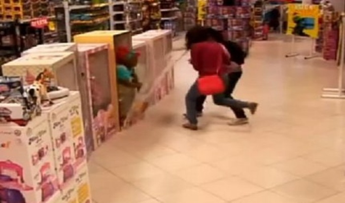 Kad lutke ožive: Isprepadale ljude u prodavnici (VIDEO)