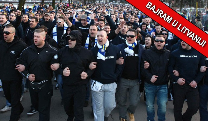 Navijači traže gdje će klanjati namaz