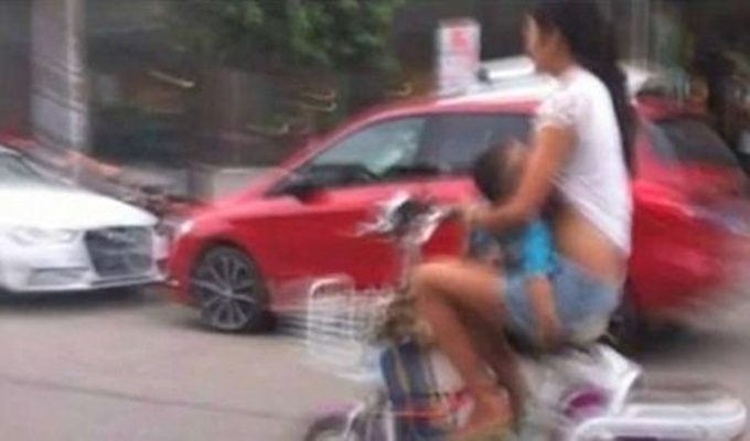 Dojila bebu vozeći moped