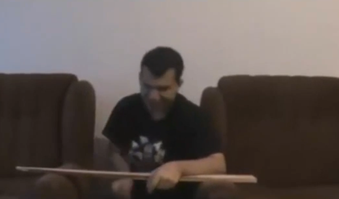Pogledajte kako Bosanac zakucava ekser rukom (VIDEO)