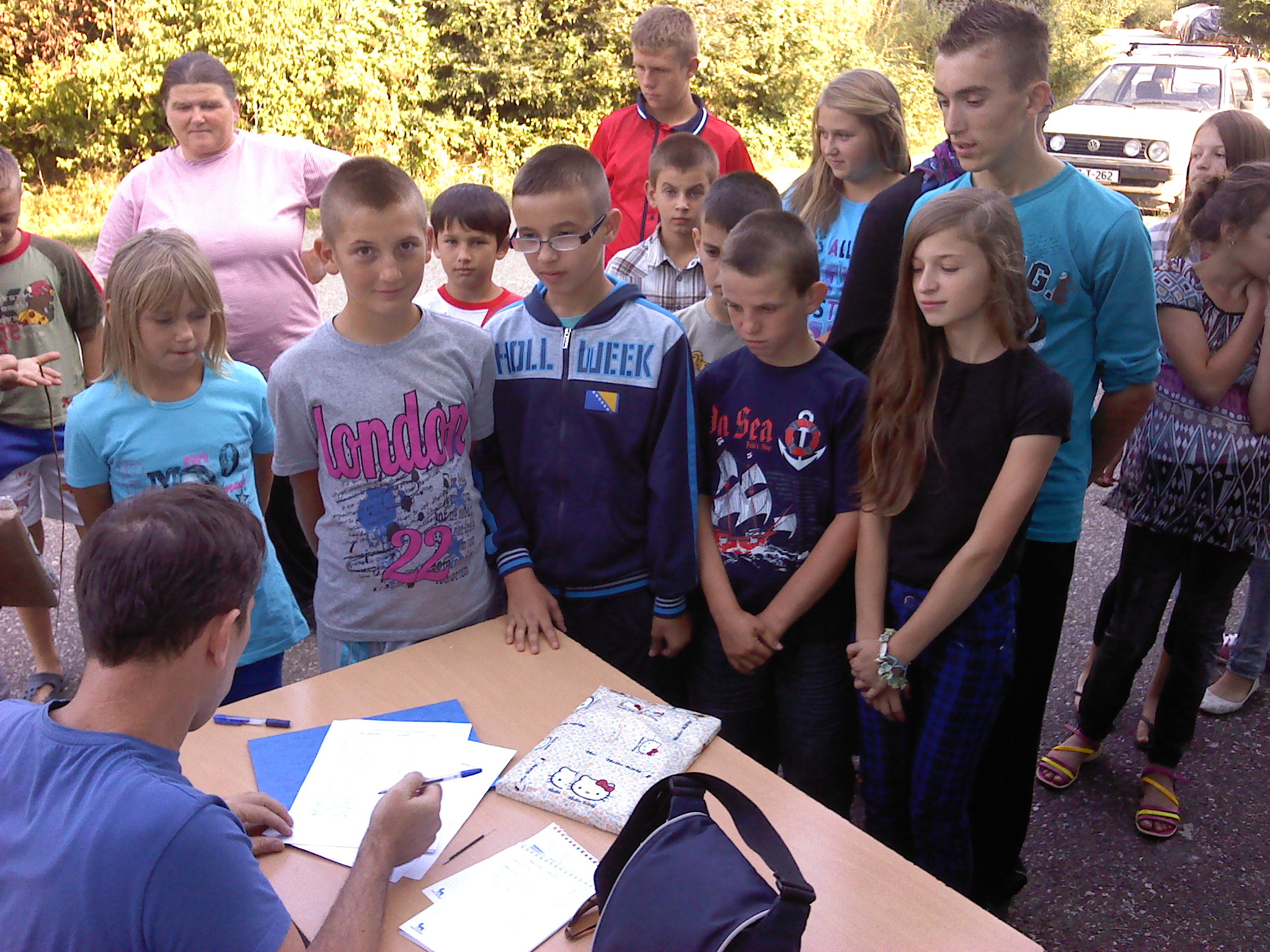 Podijeljeni paketi učenicima u Podrinju (FOTO)