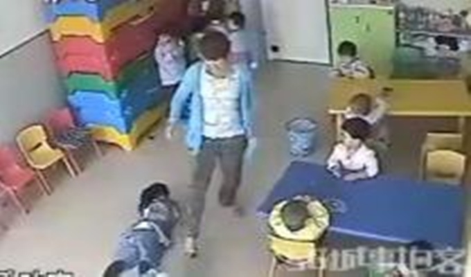 Užasan snimak iz vrtića: Teta vježba karate na djeci (VIDEO)