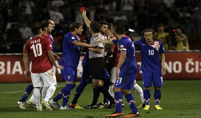 Šimunića gađali stolicama: Ne mogu mi ništa, bosanska je ovo glava (VIDEO)