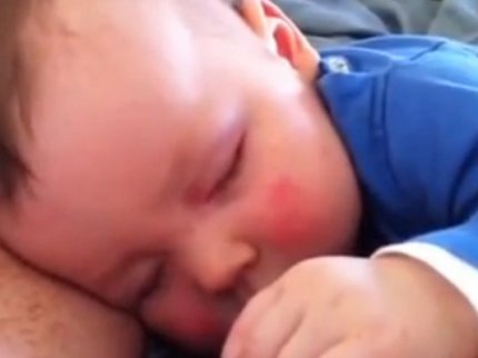 Pogledajte šta beba radi u snu i probajte ostati ozbiljni (VIDEO)
