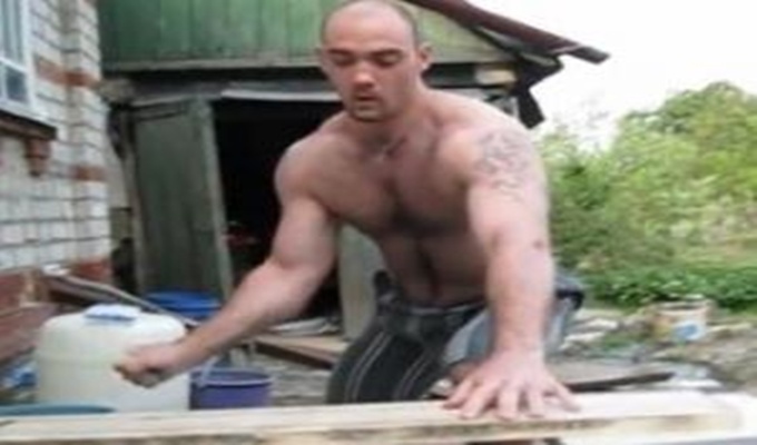 Nevjerovatano: Ovaj Ukrajinac zabija eksere golim rukama (VIDEO)