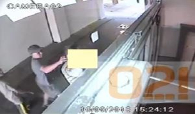Novi Sad: Pogledajte kako dječaci ženi s vrata trgaju lančić (VIDEO)