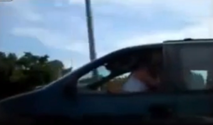 Par imao intimne odnose u automobilu tokom vožnje (VIDEO)