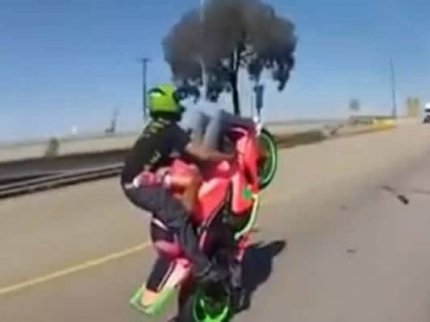 Poza 69 na motoru?! Da, oni su je isprobali na jedan način! (VIDEO)