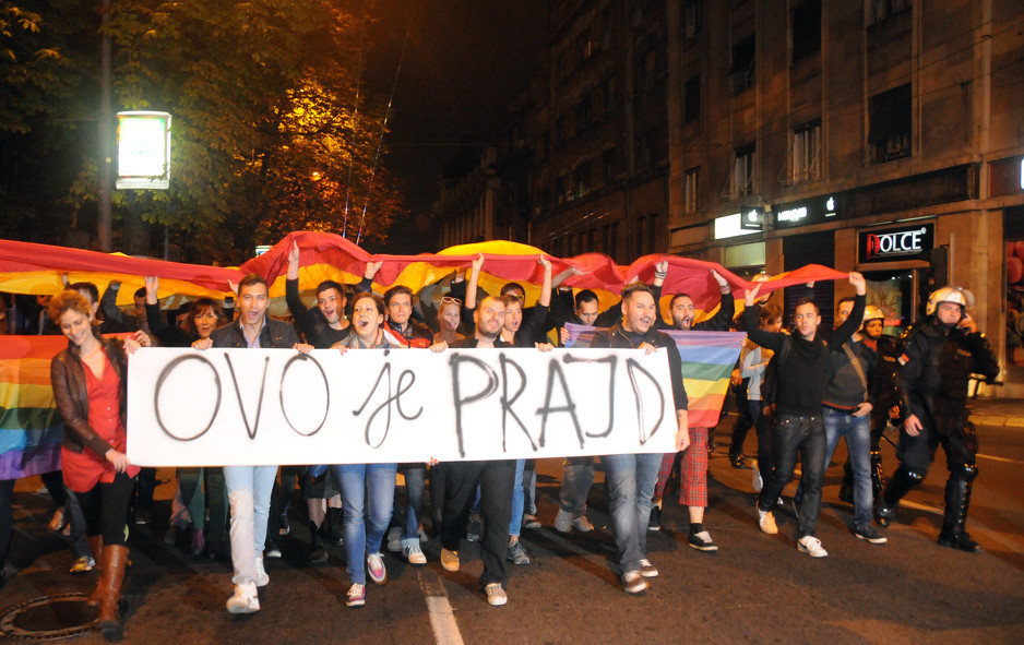 Parada ponosa ipak održana u Beogradu, LGBT aktivisti šetali, dok su desničari “spavali”