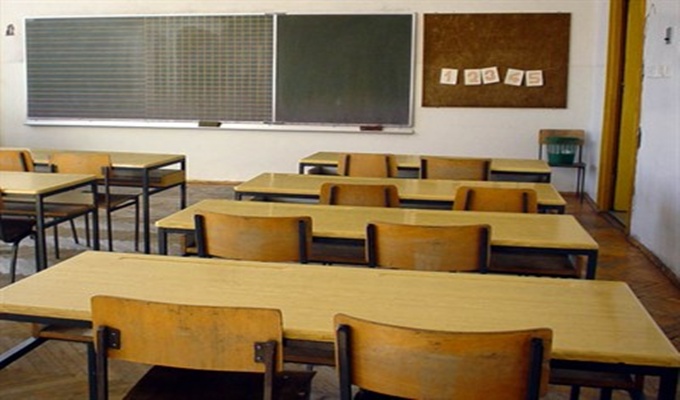 Učenici u Srbiji maltretirali profesora u učionici i snimali kamerom