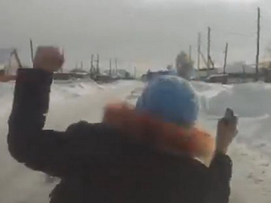 Rusi se besramno bacaju pod automobile kako bi dobili odštetu (VIDEO)