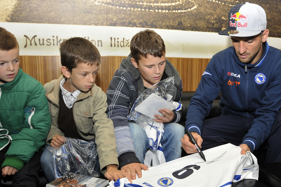 Ibišević pomaže povratnike u RS: Volio bih da svi u Podrinju slave plasman BiH na SP (FOTO)