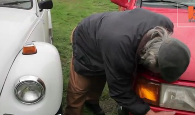 Nevjerovatno: Ovo je čovjek kojeg seksualno privlače automobili! (VIDEO)