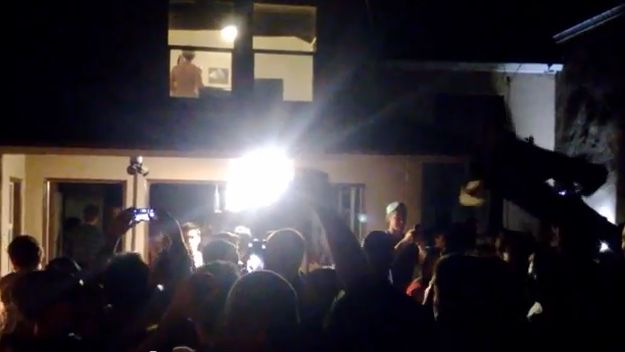 Urnebesno smiješno: Ne vodite ljubav u sobi iznad dvorišta u kojem je dernek (VIDEO)