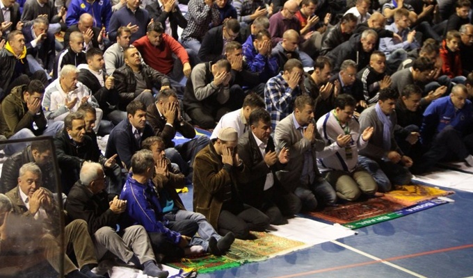 Bh. navijači klanjali Bajram-namaz u Litvaniji (VIDEO)