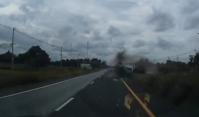 Kombi se na autoputu kotrljao poput igračke (VIDEO)