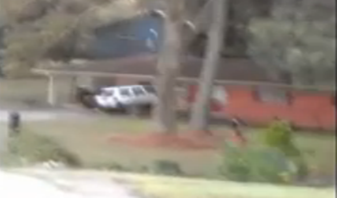 Uništio kuću terencem nakon što je uhvatio suprugu u prevari (VIDEO)