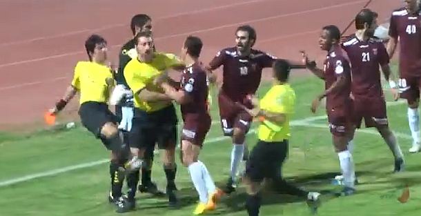 Dosad neviđeno u sportu: Sudija tukao igrače, pa im dijelio crvene (VIDEO)