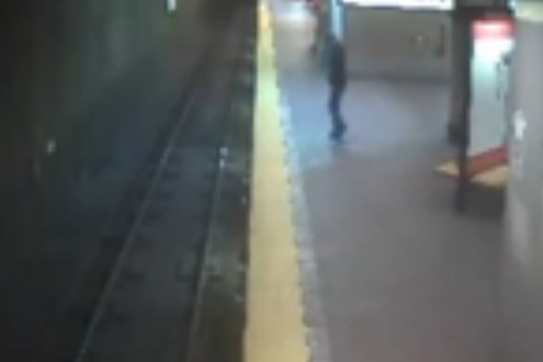 Hodala u snu i pala na šine voza, spasli je prolaznici (VIDEO)