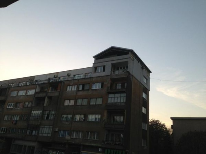 Hit fotografija / “Niđe na svijetu nema”: Zeničanin izgradio kuću na zgradi!