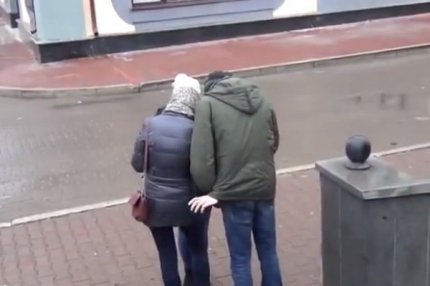Ruska skrivena kamera: ”Trećom rukom” hvata djevojke za guze (VIDEO)