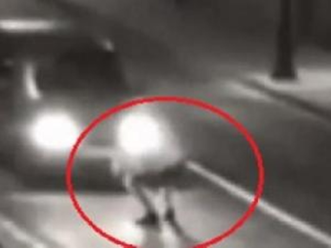 Stara taktika: Naivni vozač pomogao pijanom mladiću pa ostao bez auta! (VIDEO)