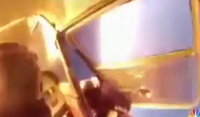 Strašan snimak sudara dva aviona u zraku (VIDEO)