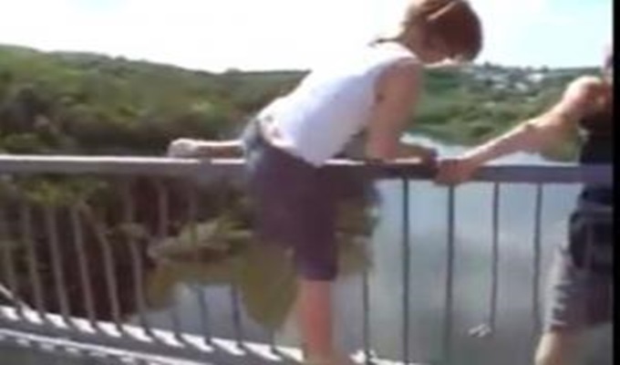 Bacila se u provaliju s dragim u zagrljaju! (VIDEO)