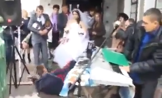 Nevjerovatno: Pao s krova, zamalo mladencima na glavu (VIDEO)