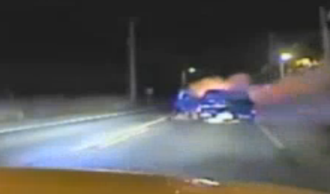 Heroj: Policajac golim rukama izvukao vozača iz automobila u plamenu (VIDEO)