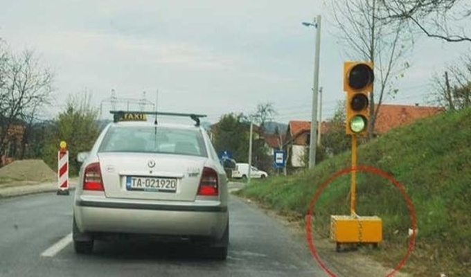Put Tuzla-Zvornik: Lopovi ukrali akumulator sa semafora, novi vezani lancima