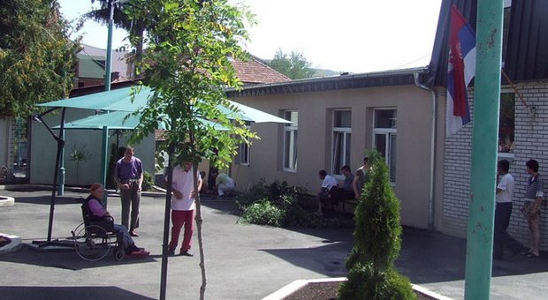 Horor u staračkom domu: Starcu odsjekao penis poklopcem od paštete!