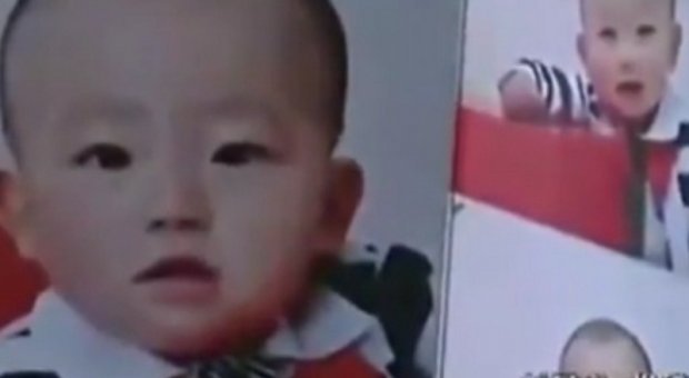 Užas: Djevojčica bacila bebu sa 25. sprata (VIDEO)