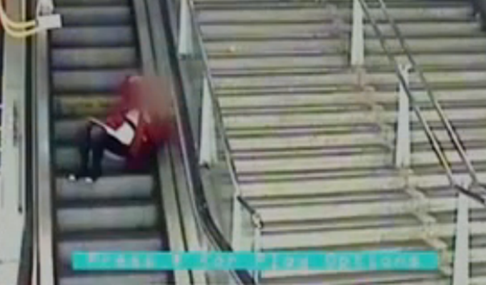 Pokretne stepenice i padovi (VIDEO)