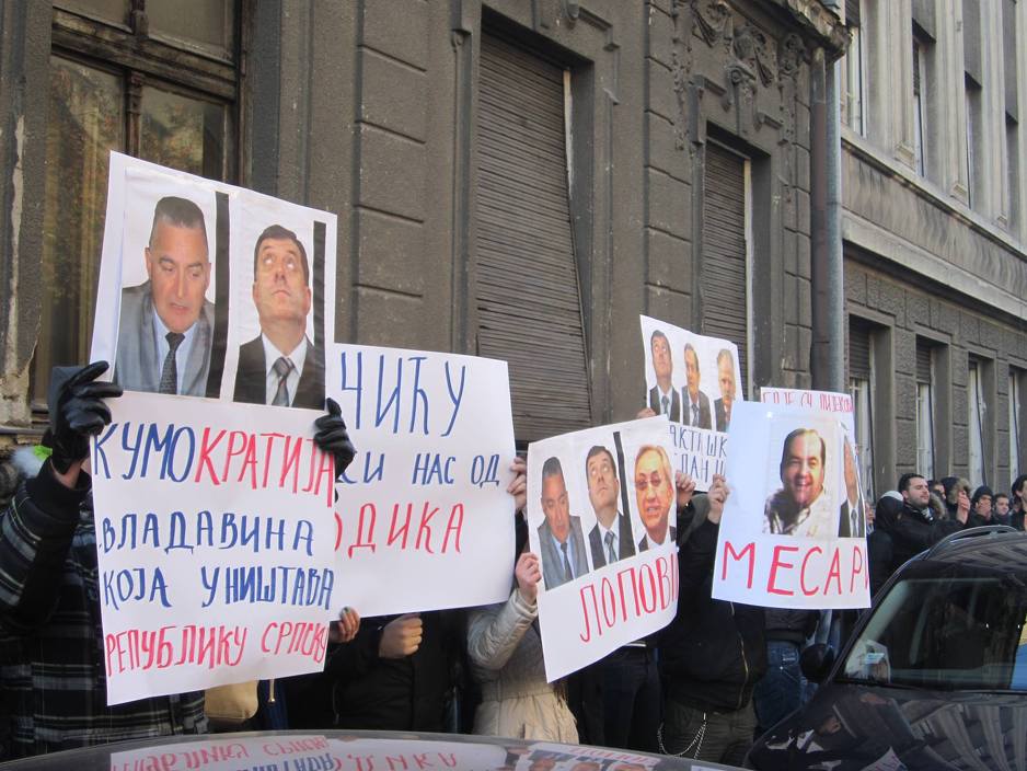 Grupa građana iz Banje Luke protestovala u Beogradu protiv Dodika i Škrbića