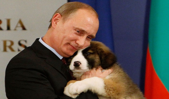 Šokantna biografija: Vladimir Putin je gay, a njegova dva psa su mu jedini prijatelji